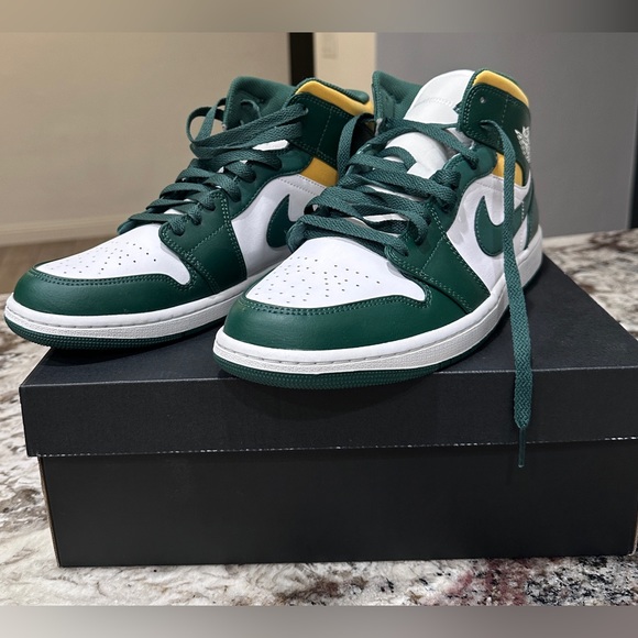 Mens Nike Air Jordan 1 mid in size 11